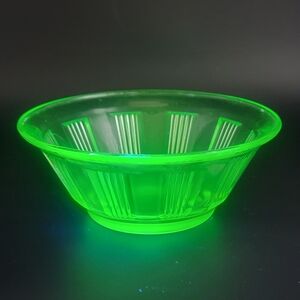 Hazel Atlas Uranium Wagon Wheel Berry Bowl